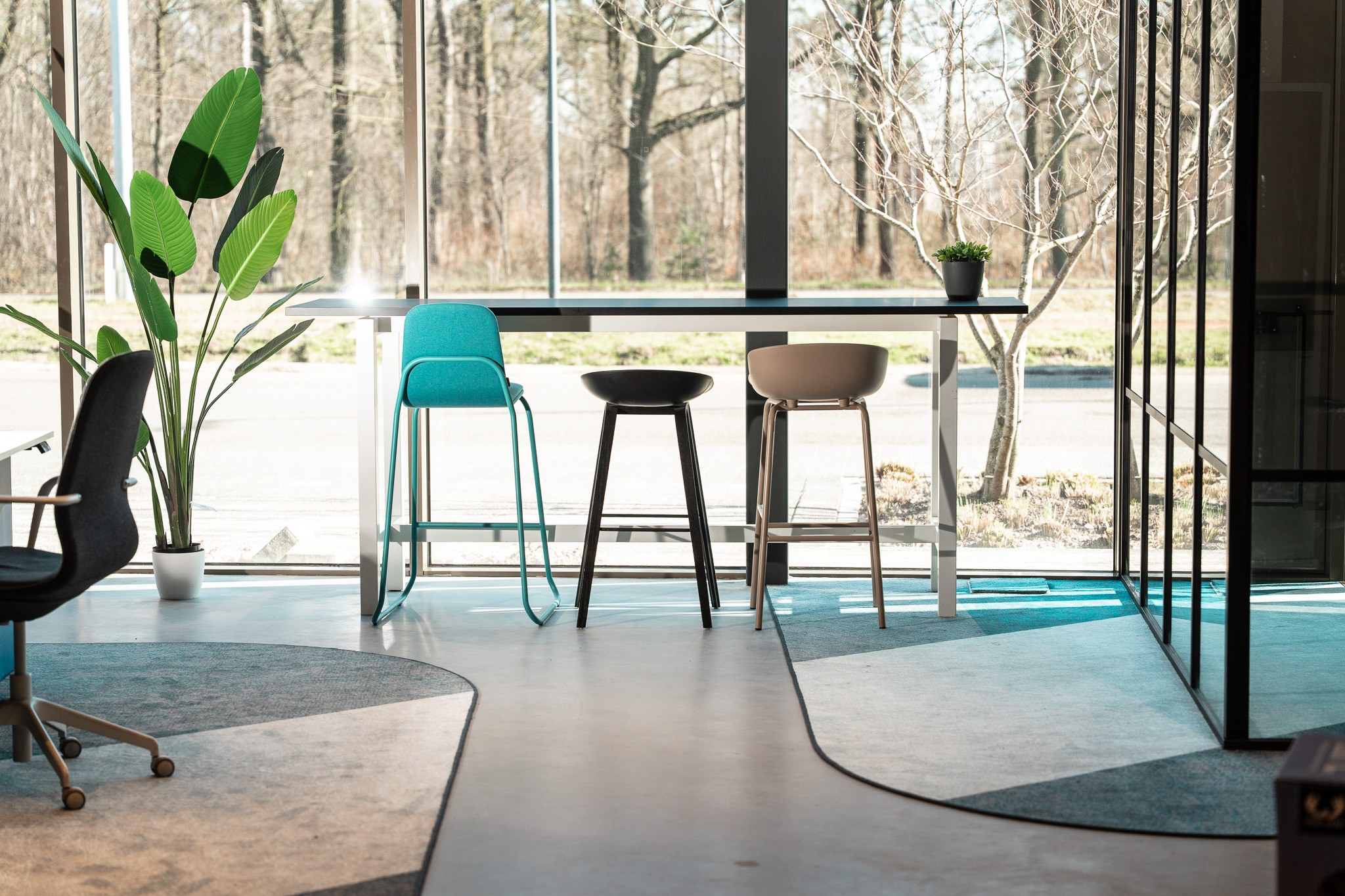 Interieur met hoge tafel, stoelen en verschillende vloermaterialen