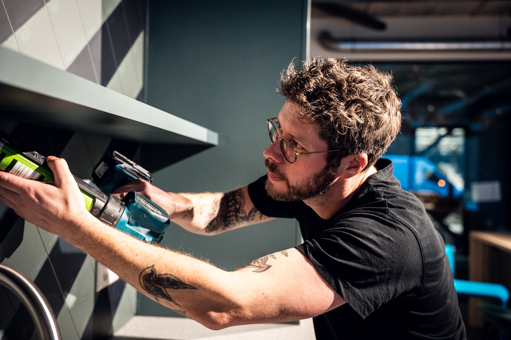 Een maker werkt aan een interieuronderdeel