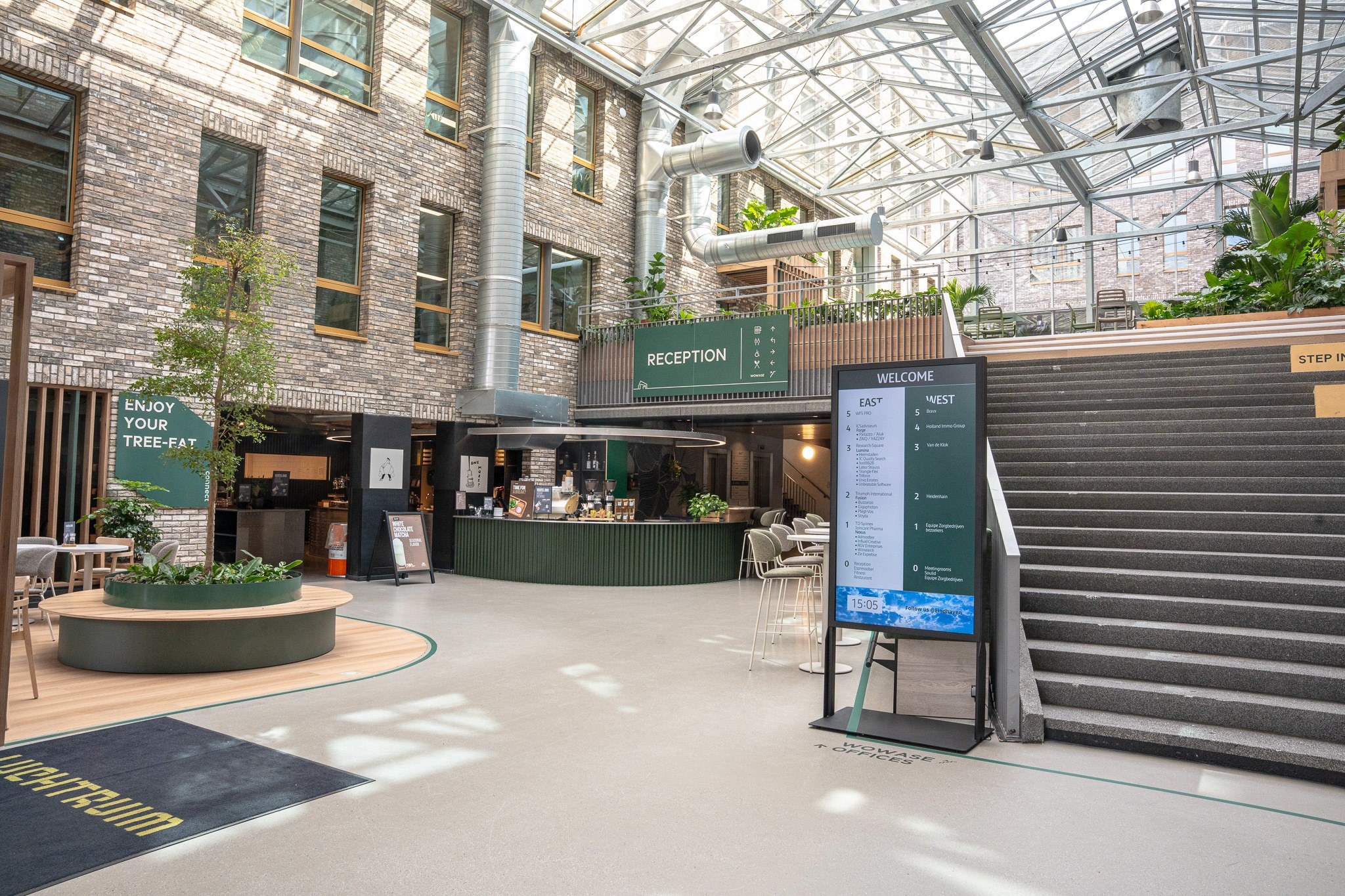 Project Vormgenoten: atrium met ontvangst en ontmoetingsplekken