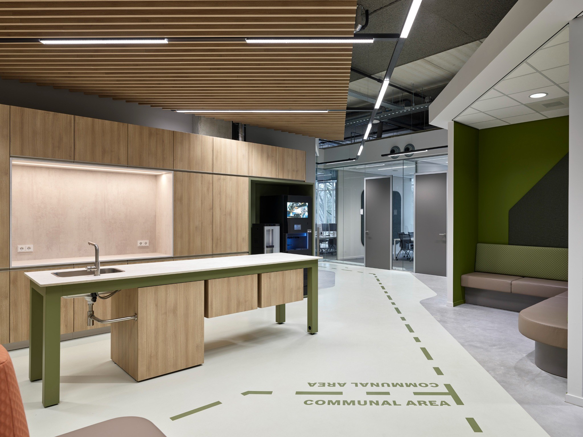 Project YKSI Ontwerp: houten pantry met groene accenten
